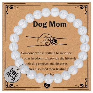 Détail du bracelet perlé Dog Mom avec pendentif argenté sur carte cadeau