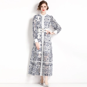 Elegantes weißes Maxikleid mit blauem Blumenmuster, Laternenärmeln und Gürteltaille