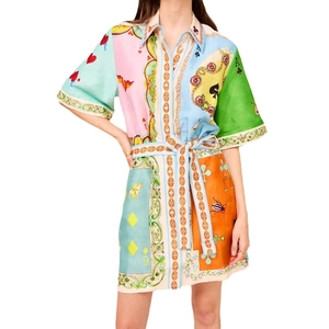 Vestido camisero de manga corta con estampado colorido de cartas de póker y flores barrocas