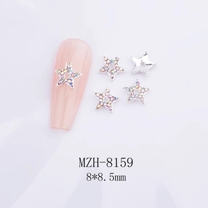 Détail d'un bijou d'ongle étoile argentée avec strass AB, dimensions 8x8,5 mm