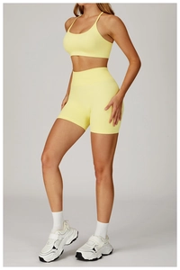 Détail de l'ensemble de yoga jaune sans couture avec texture en maille et coupe moulante