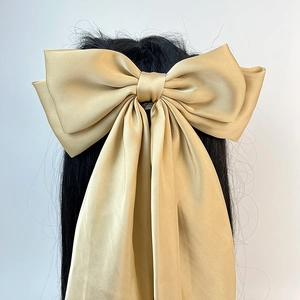 Grande pince à cheveux en satin doré champagne avec long ruban fluide très élégant