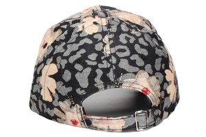 Vue détaillée de l'arrière de la casquette avec motif léopard floral et boucle métal
