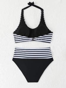Dettaglio del set bikini a lupetto con fascia elastica a righe e chiusura in metallo