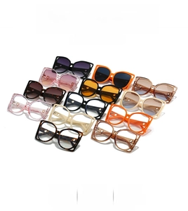 Détail macro de lunettes de soleil carrées avec branches évidées en diverses couleurs