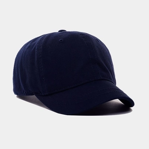 Dettaglio del cappellino da baseball blu navy in cotone con design a sei pannelli