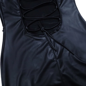Dettaglio di un abito sexy in pelle PU nera con schiena scoperta e lacci incrociati sul retro