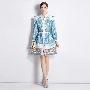 Robe longue fleurie à col en V avec motif paisley et taille haute pour femme