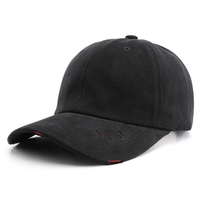 Klassische schwarze Baumwollkappe mit rotem Innenfutter und Distressed-Details am Schirm