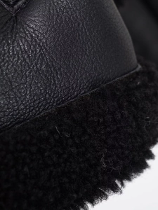 Vue macro montrant le contraste entre le cuir noir et la doublure en fourrure douce