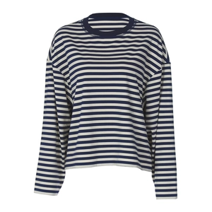 Detail eines gestreiften Langarm-T-Shirts in Marineblau und Weiß mit 3D-Schnitt