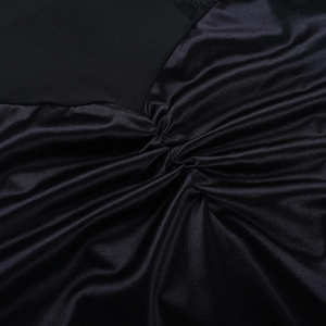 Gros plan sur l'élégant tissu en satin noir avec plis froncés et texture lisse soyeuse