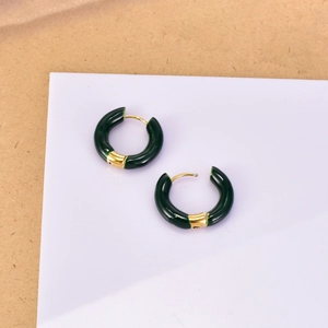Gros plan détaillé de créoles en émail vert foncé avec acier titane plaqué or 18 carats