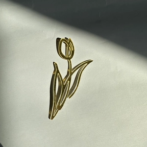 Détail d'une décoration de gâteau en forme de tulipe dorée avec finition acrylique