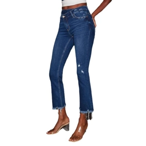 Jeans denim svasati blu scuro da donna con vita incrociata e bordi dell'orlo sfrangiati
