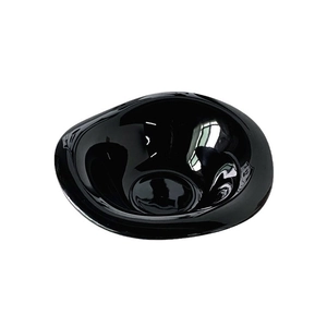 Ciotola in ceramica nera lucida con bordo ondulato, insalatiera nordica forma irregolare