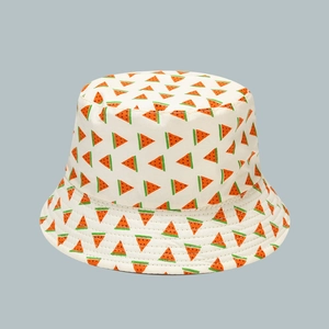 Dettaglio della simpatica stampa anguria sul cappello da sole beige per bambini