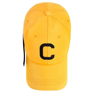 Berretto da baseball giallo in cotone con ricamo C nero e cinturino lungo alla moda
