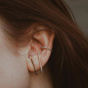 Vue macro détaillée de boucles d'oreilles et de manchettes en argent S925 minimalistes