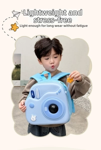 Bambino indossa zainetto leggero a forma di fotocamera con dettagli blu per strada