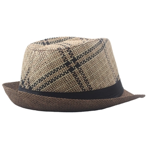 Dettaglio della trama del cappello di paglia a scacchi con nastro nero e tesa marrone