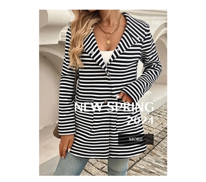 Dettaglio del cardigan in maglia a righe bianche e nere da donna con maniche lunghe