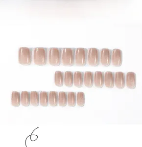 Primer plano de uñas postizas degradadas nacaradas nude con acabado brillante ovalado