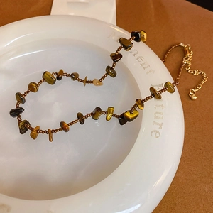 Vue détaillée du collier vintage en pierre d'oeil de tigre avec des perles marron et fermoir