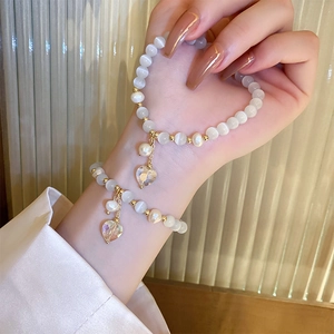 Bracelet élégant en pierre d'œil de chat et perles avec breloque cœur et accents dorés