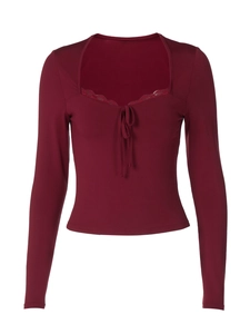 Haut ajusté bordeaux en tricot avec col en cœur et détails en dentelle à lacets
