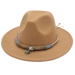 Cappello fedora cammello a tesa larga con fascia intrecciata e ciondolo a forma di stella