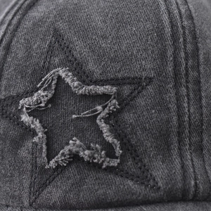 Detailaufnahme des verwitterten Stern-Patches und der gewaschenen Baumwollstruktur der Kappe
