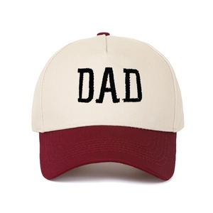 Detailaufnahme der schwarzen DAD-Stickerei auf beige-burgunderroter Trucker-Baseballcap