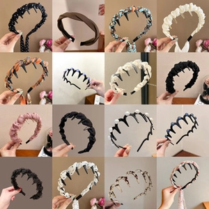 Collage mit 16 Arten von gemusterten und mit Perlen verzierten Haarreifen und Haarbändern
