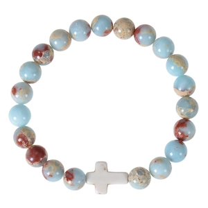 Bracelet en perles de pierre naturelle de 8mm avec une breloque en forme de croix blanche.