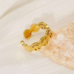 Bague ouverte vintage sourire évidé en acier inoxydable doré sur pierre naturelle