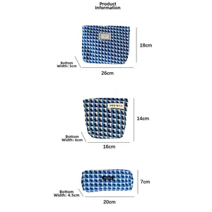 Trois tailles de pochettes en toile à carreaux bleus avec dimensions et détails