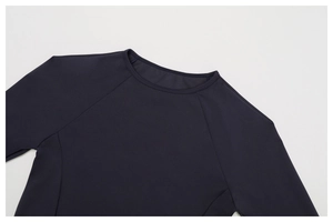 Detailansicht eines dunkelblauen Langarm-Yogashirts mit Rundhalsausschnitt und Raglanärmeln