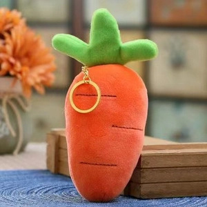 Simpatico portachiavi a carota in peluche con foglie verdi e anello in metallo