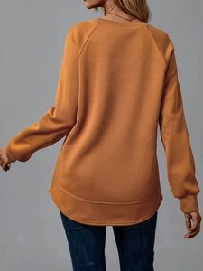 Eleganter senfgelber Langarm-Sweatshirt für Damen in der Rückansicht mit blauer Jeanshose