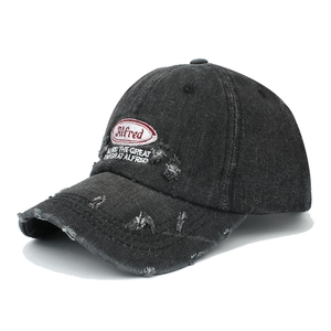 Detail der grauen Denim-Baseballkappe mit Alfred-Patch-Stickerei und Used-Look-Effekt