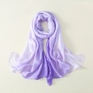 Nahaufnahme von Seidenschal mit Farbverlauf von Violett zu Weiß und seidigem Glanz