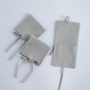 Grauer Samt Schmuckbeutel mit Schleife, weiche Umschlagtasche fuer Uhren und Geschenke.