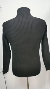Dettaglio del maglione a collo alto nero con trama a costine verticali di alta qualità