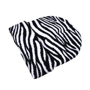 Gros plan du bonnet d'hiver en maille épaisse avec motif zébré noir et blanc