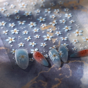 Adesivi per unghie con fiori azzurri, texture 3D a rilievo e dettagli in oro lucido