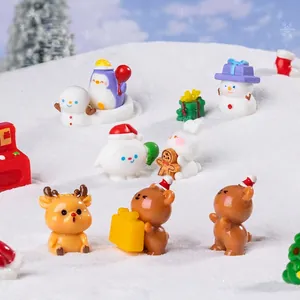 Ensemble de figurines miniatures de Noël avec bonhomme de neige dans un décor de neige