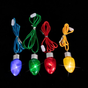 Collane con lampadine LED natalizie in blu verde rosso e giallo su sfondo nero