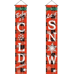 Dettaglio degli striscioni natalizi a quadri rossi e neri con frasi festive di Natale
