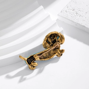 Dackel-Brosche in Gold mit blauem Emaille und Kristall-Inlay, Rückansicht mit Anstecknadel